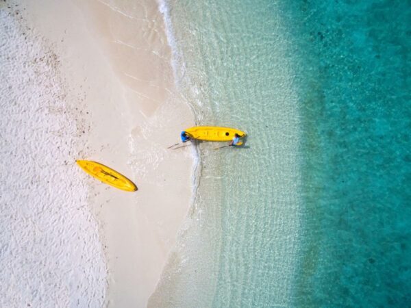 Situato lungo le splendide spiagge di sabbia bianca dell'isola di Thinadhoo